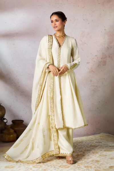 Ivory Whispering Lily Set - The Grand Trunk