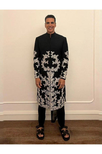Akshay Kumar in Black Sherwani With Embroiderd Threadwork - The Grand Trunk