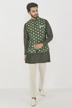 Load image into Gallery viewer, Aayansh Bandi Emerald - The Grand Trunk