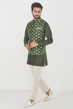 Load image into Gallery viewer, Aayansh Bandi Emerald - The Grand Trunk