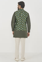 Load image into Gallery viewer, Aayansh Bandi Emerald - The Grand Trunk