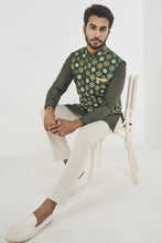 Load image into Gallery viewer, Aayansh Bandi Emerald - The Grand Trunk
