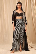 Load image into Gallery viewer, Black &amp; White Wallflower Cape Set - The Grand Trunk