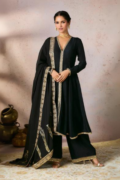 Black Whispering Lily Set - The Grand Trunk